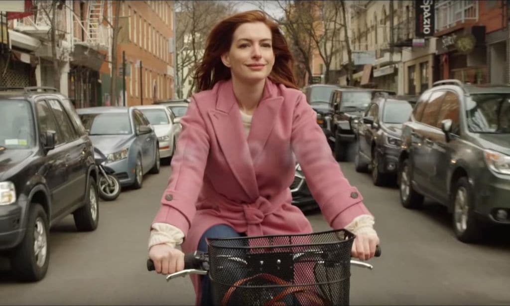 Anne Hathaway, estrella en la serie romántica de la temporada