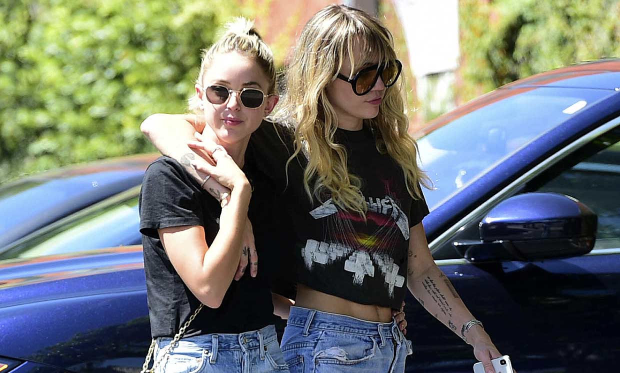 Miley Cyrus y Kaitlynn Carter, muy cariñosas por las calles de Los Ángeles