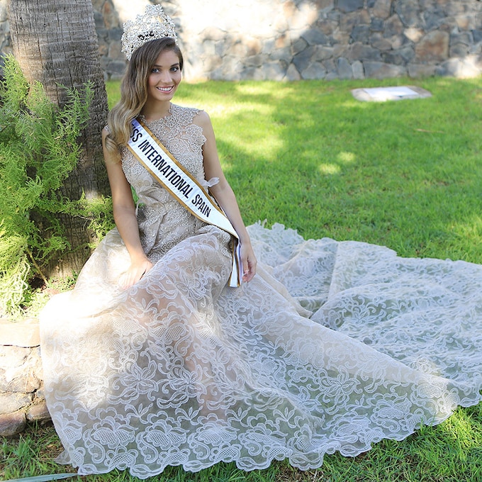 El posado oficial de Claudia Cruz, recién elegida Miss International Spain