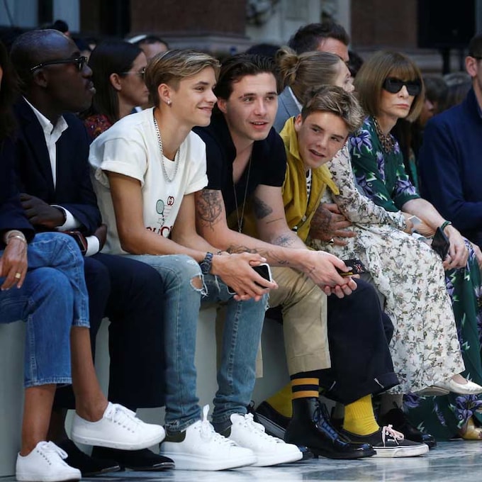 Romeo Beckham, con su familia (y alguien más) en el desfile de su madre, ¿está enamorado?