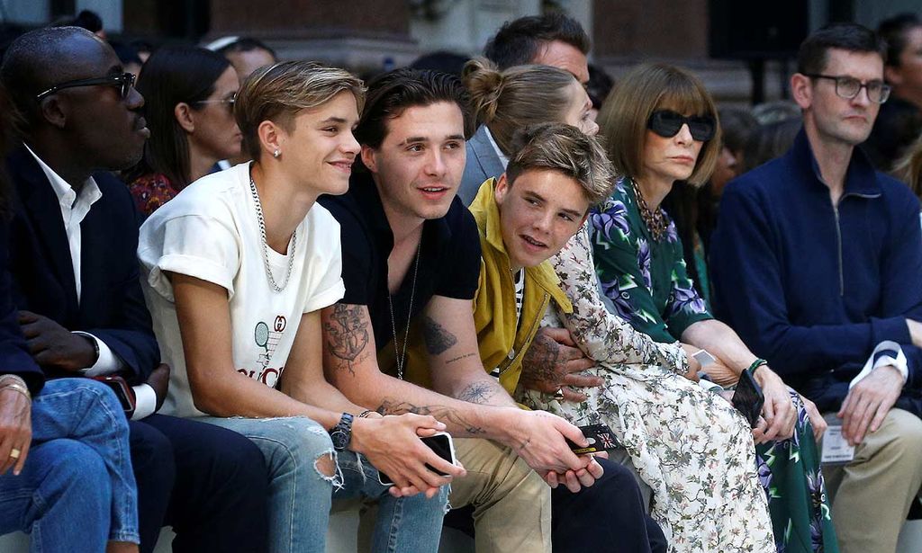 Romeo Beckham, con su familia y alguien más en el desfile de su madre, ¿está enamorado?