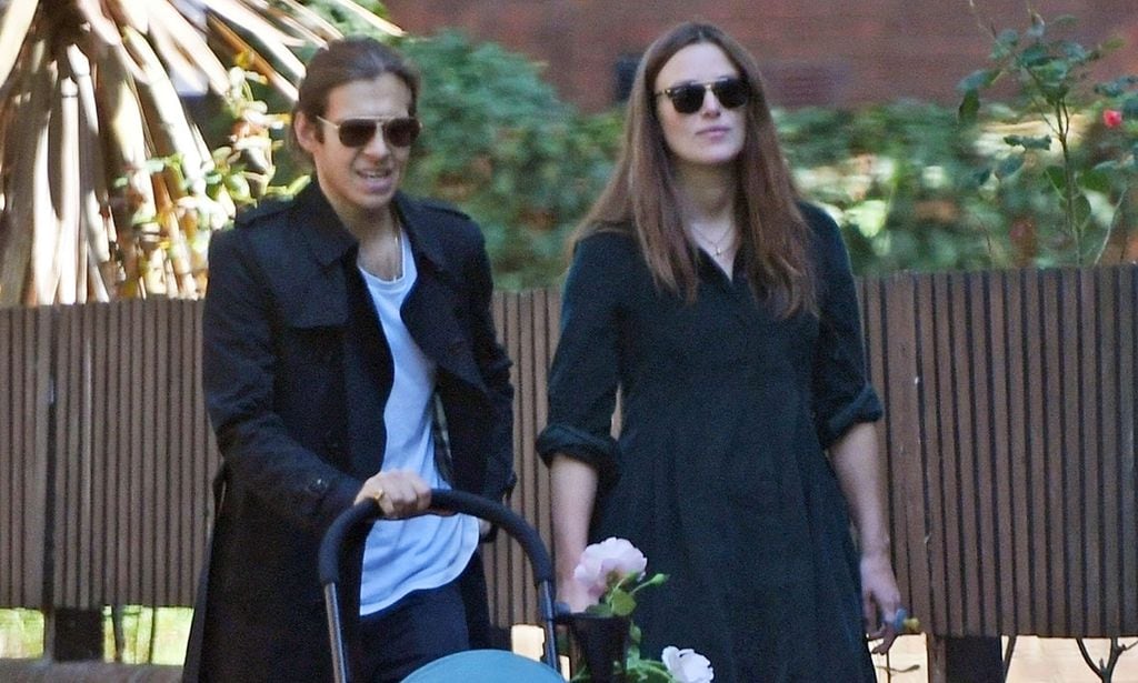 EXCLUSIVA: Keira Knightley, primer paseo en familia tras ser mamá por segunda vez