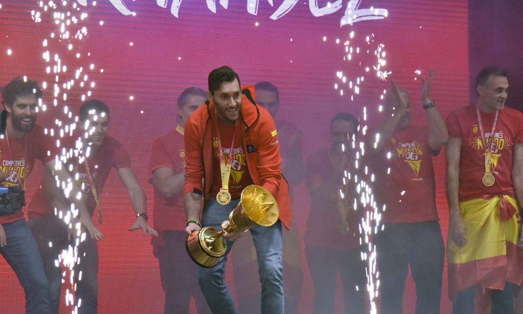 Rudy Fernández con su hijo, los besos de Ricky Rubio y su novia... ¡así fue la celebración de los campeones del mundo!