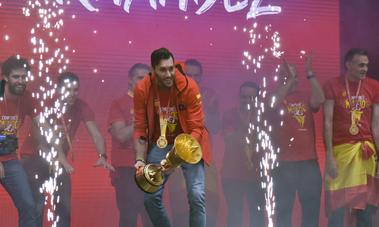 Rudy Fernández con su hijo, los besos de Ricky Rubio y su novia... ¡así fue la celebración de los campeones del mundo!