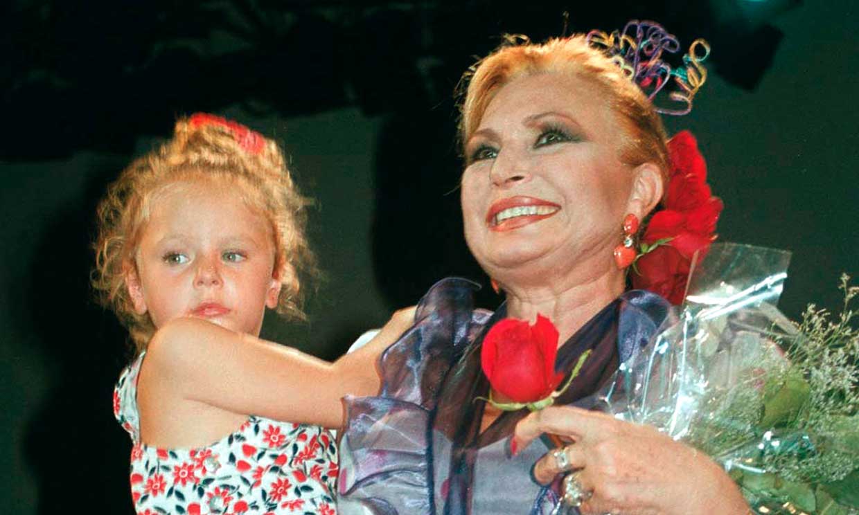 Rocío Jurado con su nieta Rocío Flores sobre el escenario