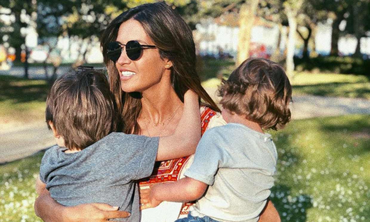 En ¡HOLA!: Sara Carbonero saca fuerzas en un picnic familiar en Oporto