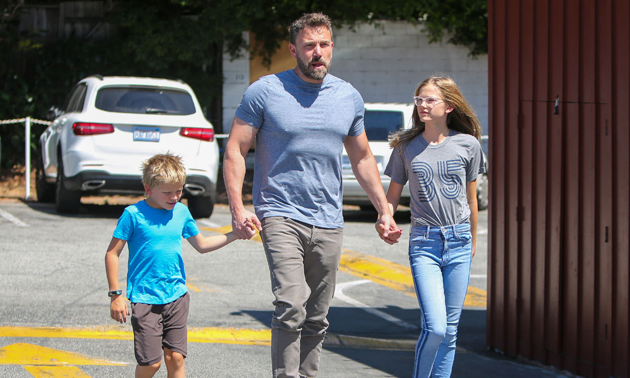 Ben Affleck junto a sus hijos, Violet y Samuel 