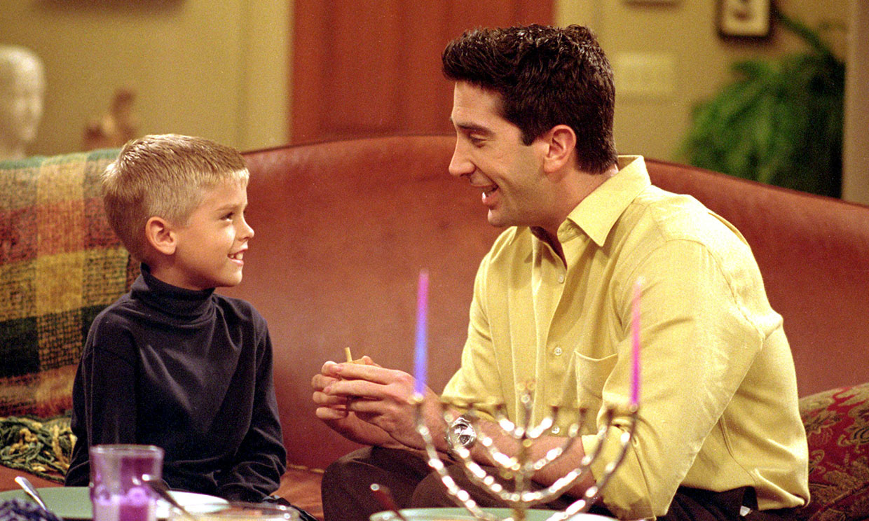 Cole Sprouse (el hijo de Ross) regresa a 'Friends' por su 25 aniversario
