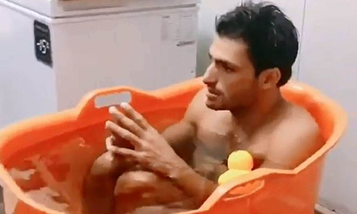 ¡Como un niño! Carlos Sainz Jr, baño con patitos antes de la competición
