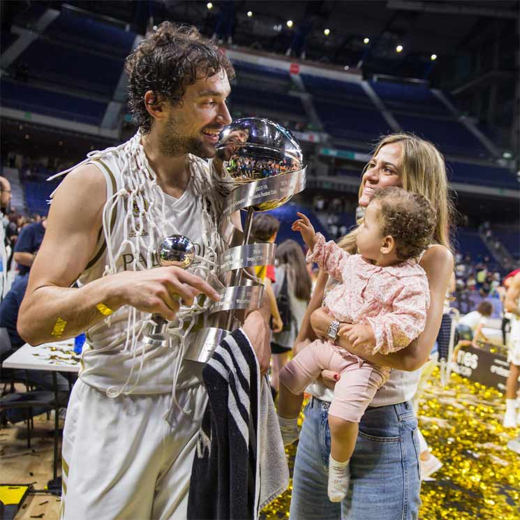 Sergio Llull levanta la Supercopa con sus 'dos tesoros'