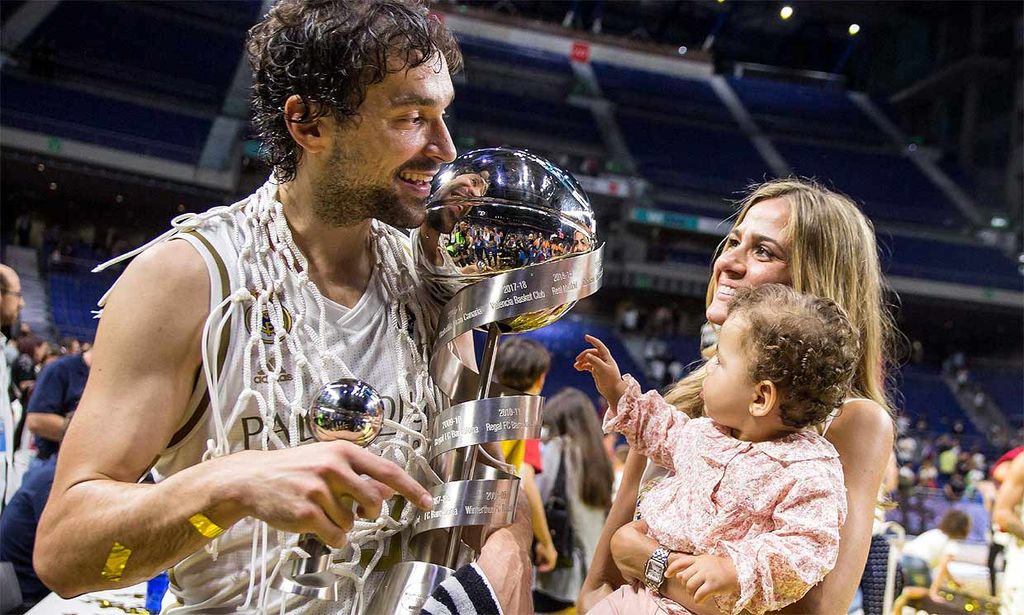 Sergio Llull levanta la Supercopa con sus 'dos tesoros'