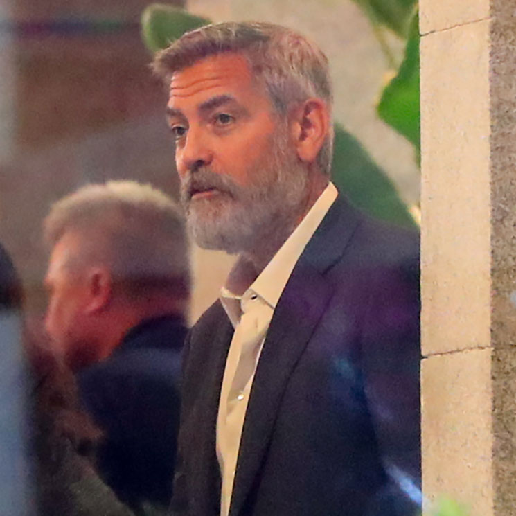 George Clooney, con barba y en bicicleta, pasea de incógnito por Madrid 
