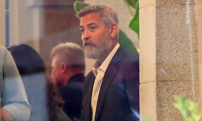 George Clooney, con barba y en bicicleta, pasea de incógnito por Madrid
