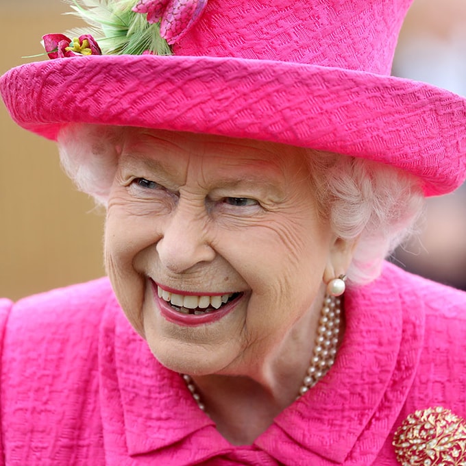 El insólito apoyo de la reina Isabel II a un libro sobre las anécdotas secretas de su vestidor