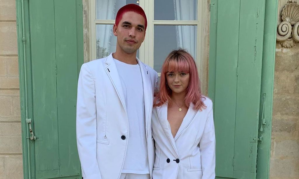 ¿Quién es el novio de Maisie Williams, que conjunta hasta el pelo con el 'look' de su chica?