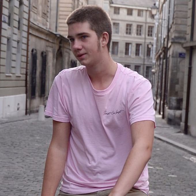 Juan Valentín, a punto de cumplir 20 años, se saca el carné de conducir en Madrid
