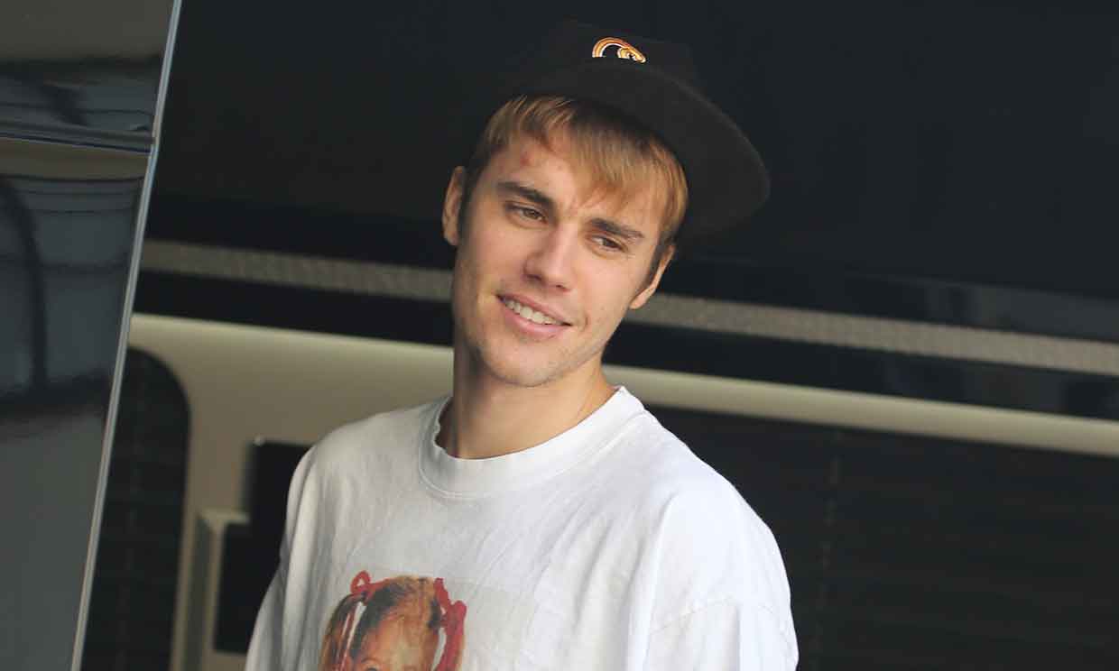 ¿Esmoquin rosa o estampado de plátanos?Justin Bieber pide ayuda a sus fans para elegir su look nupcial
