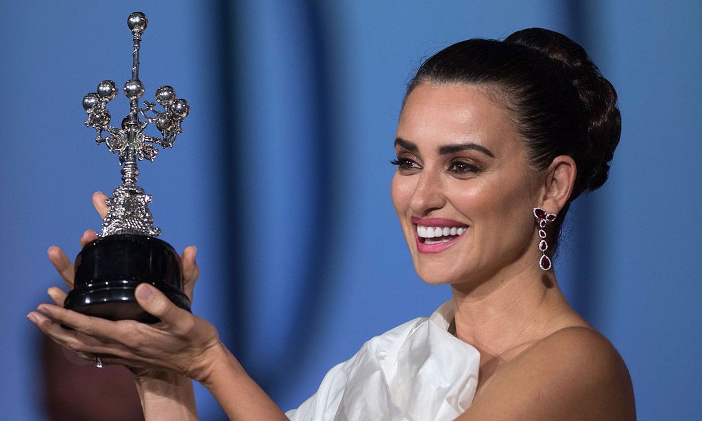 Penélope Cruz dedica su premio Donostia a sus 'mayores sueños': sus hijos y Javier Bardem