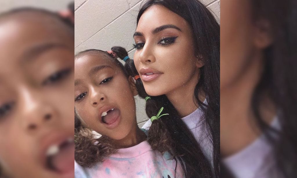 La alegría de North West cantando en el 'Sunday Service' de su padre... ¡sin un diente!