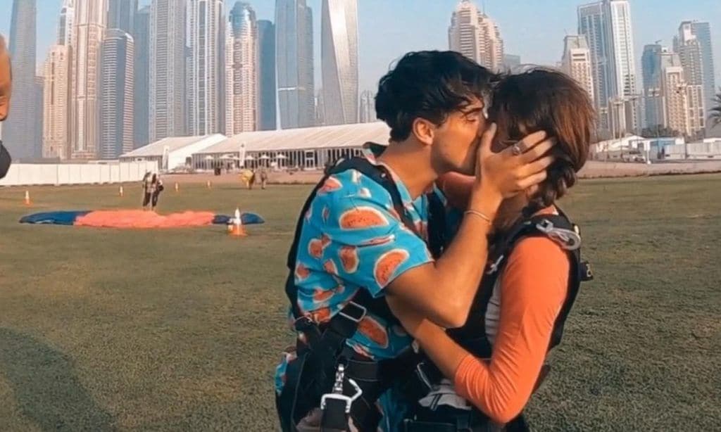 Óscar Casas y Begoña Vargas celebran su primer año juntos saltando en paracaídas