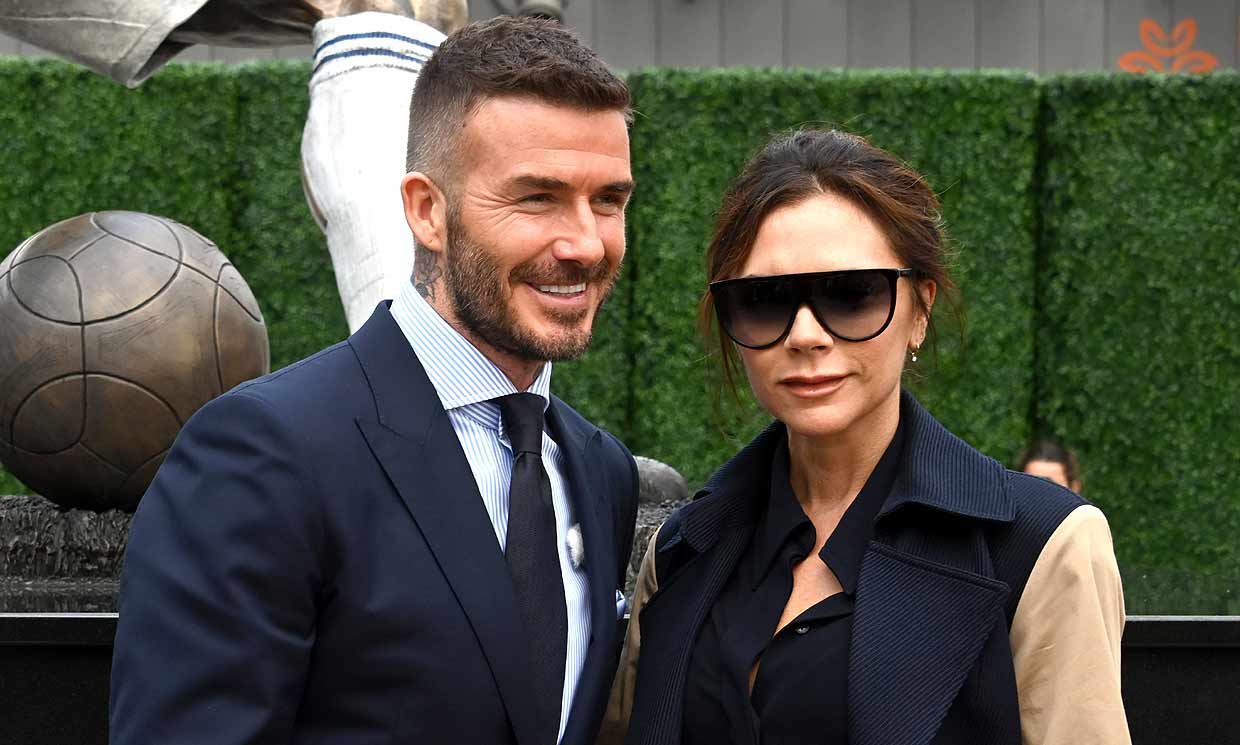 Victoria Beckham revela el secreto de la belleza de su marido: ¡Le 'roba' sus cosméticos!