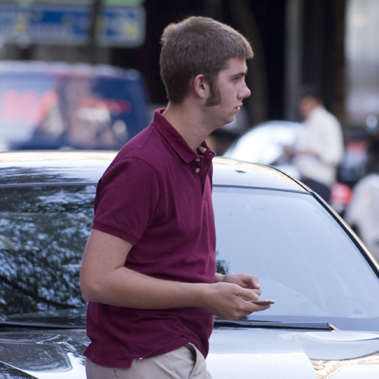 La  vida de Juan Valentín en Madrid, entre amigos, clases de conducir y un llamativo cambio de 'look'