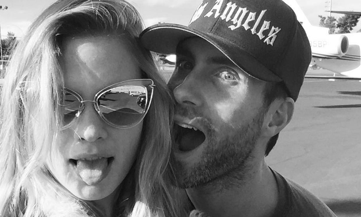 El divertido debate de Adam Levine y Behati Prinsloo ¡por un complemento!