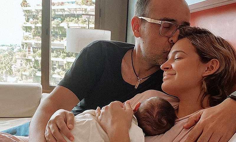 Laura Escanes y la pequeña Roma ya están en casa 'rodeadas de amor'