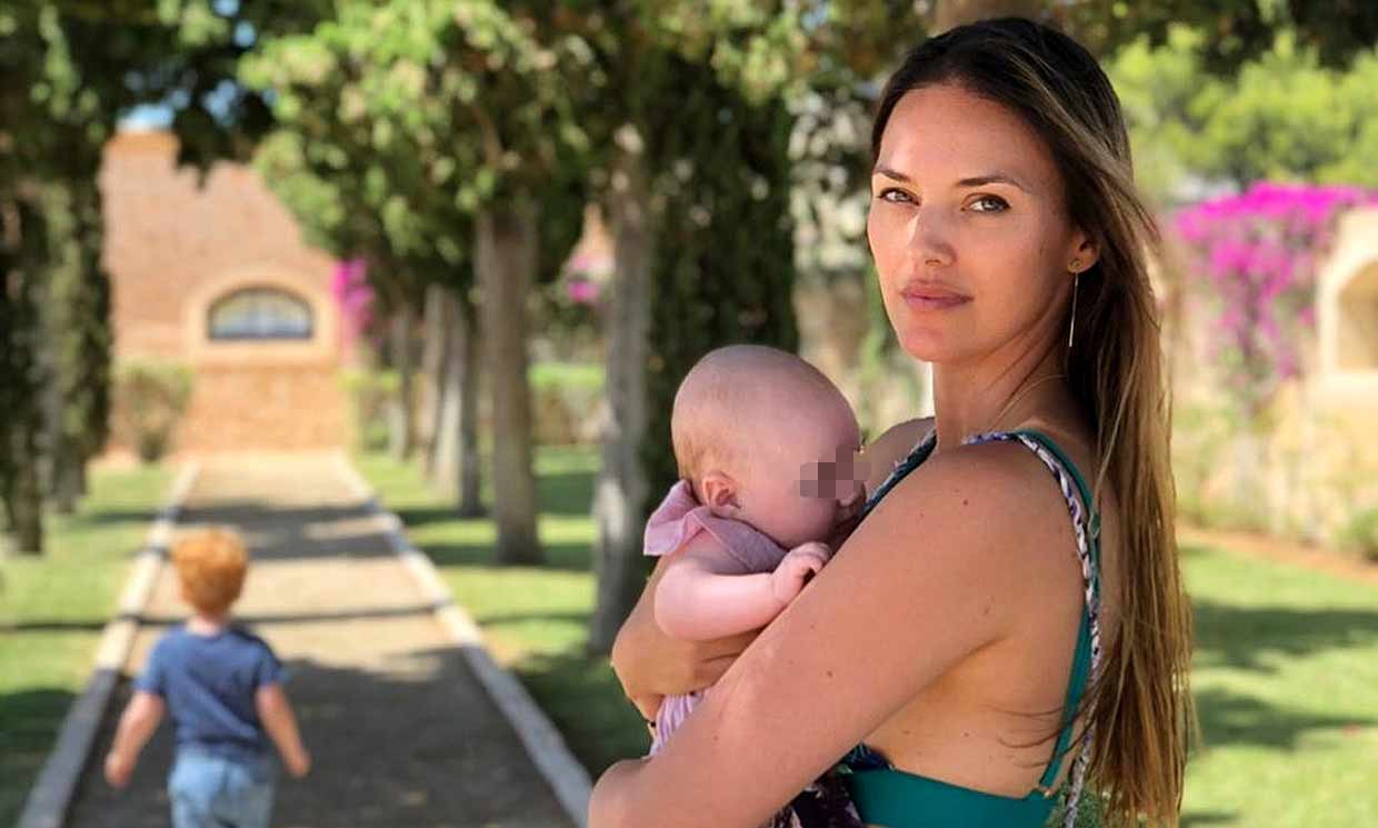 Helen Lindes comparte los momentos más adorables con la pequeña Aura