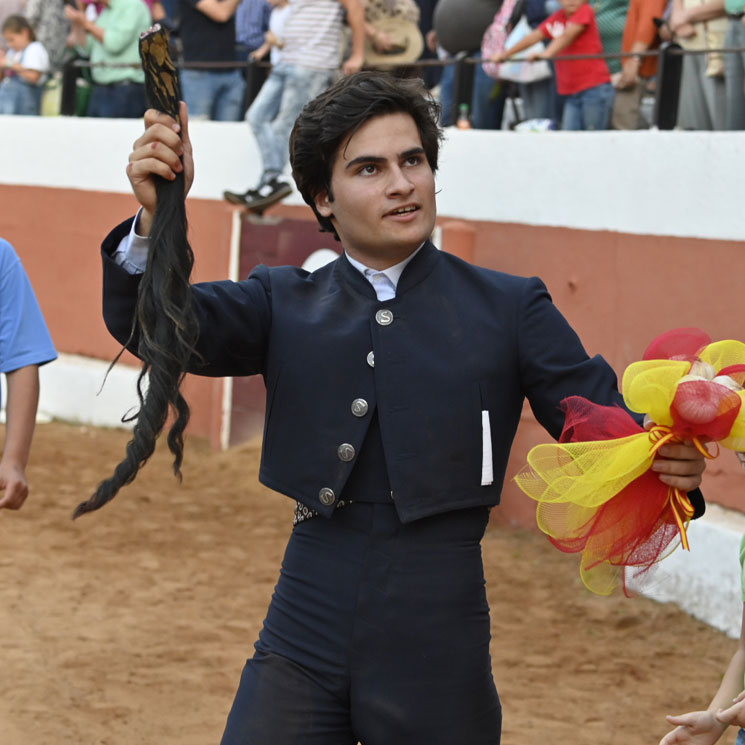 Adolfo Suárez Flores debuta en el toreo cortando dos orejas y un rabo