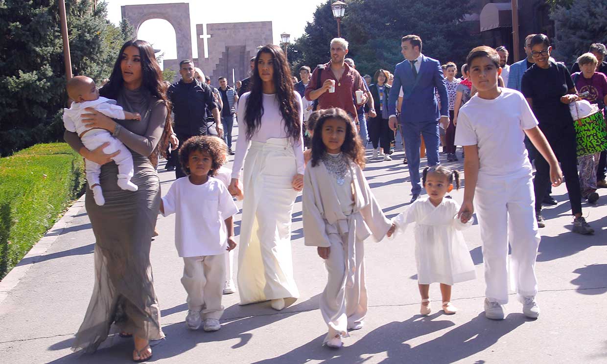 Kim Kardashian en el bautizo de sus hijos en Armenia