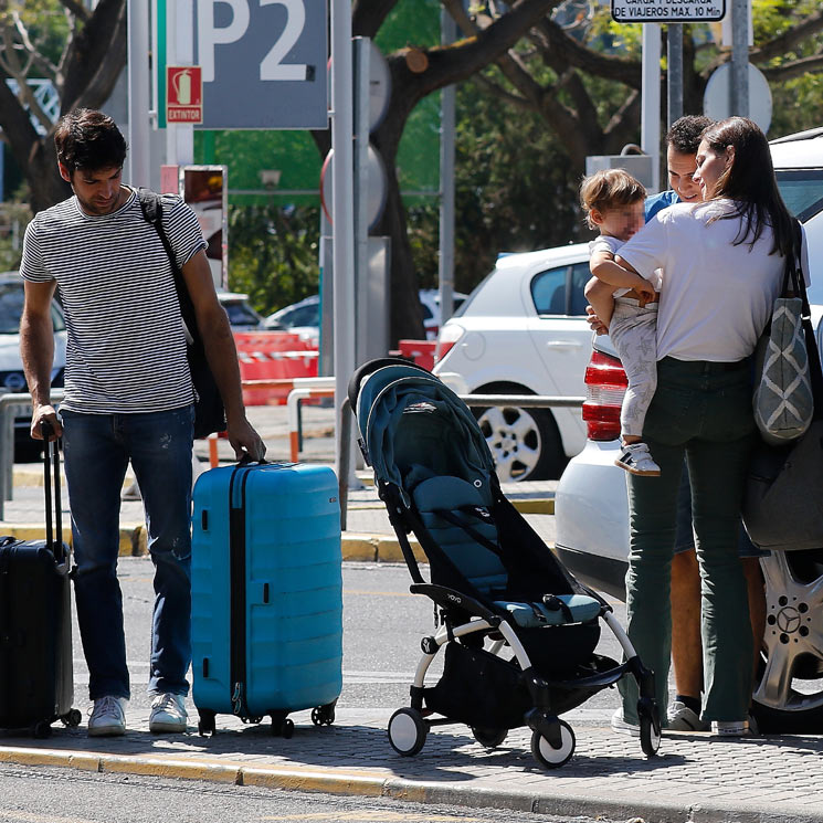 EXCLUSIVA: El 'ligero' equipaje de Cayetano Rivera, Eva González y el pequeño Cayetano