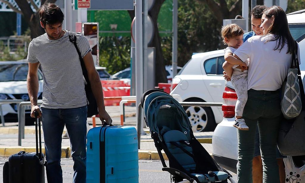 EXCLUSIVA: El 'ligero' equipaje de Cayetano Rivera, Eva González y el pequeño Cayetano
