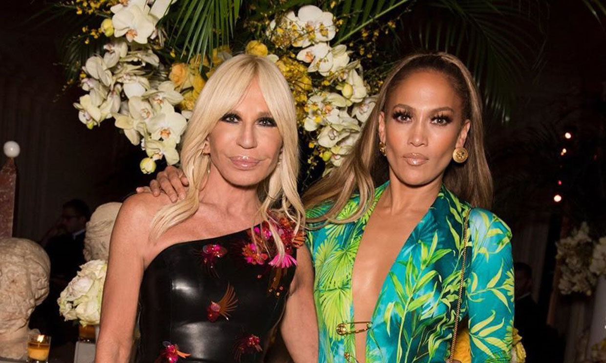 Donatella Versace viste a su perro con el modelo ‘jungle print’ de Jennifer Lopez