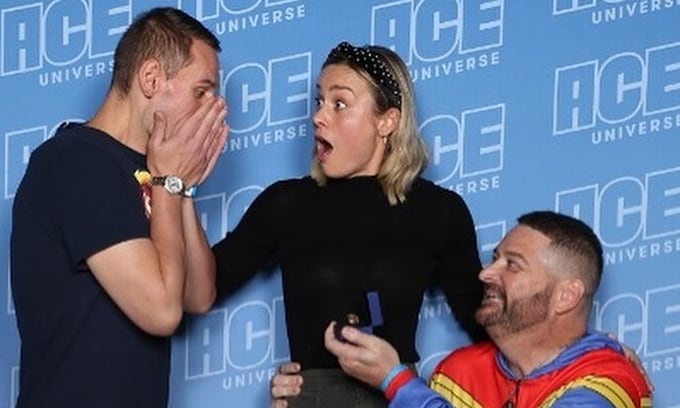 La simpática reacción de Brie Larson ante la pedida de matrimonio de dos de sus fans