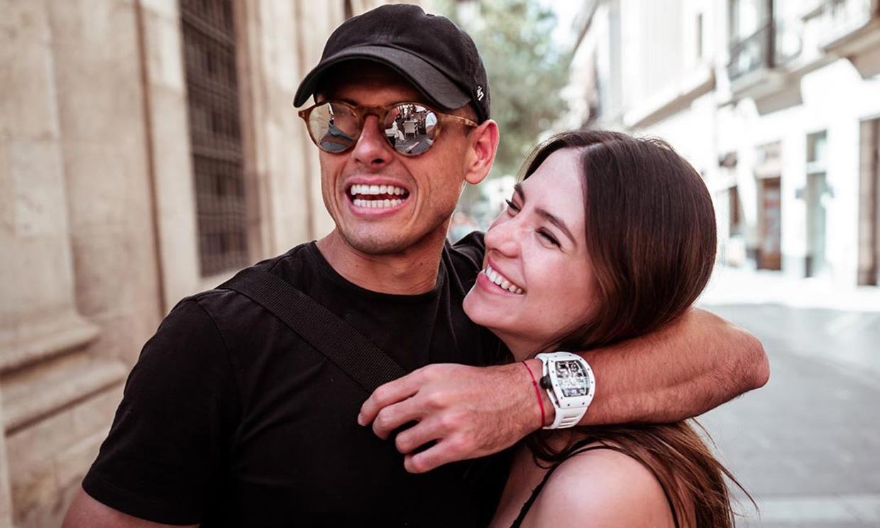 Chicharito y Sarah Kohan descubren los rincones de Sevilla con su 'compañero de aventuras', su hijo Noah