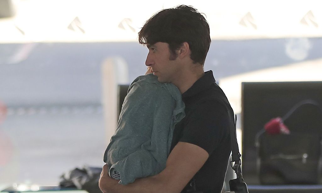 La tierna imagen de Cayetano Rivera con su bebé dormido en brazos