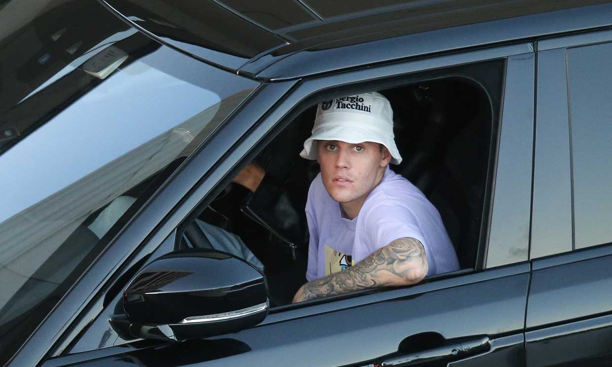 Justin Bieber saliendo de su casa con el coche