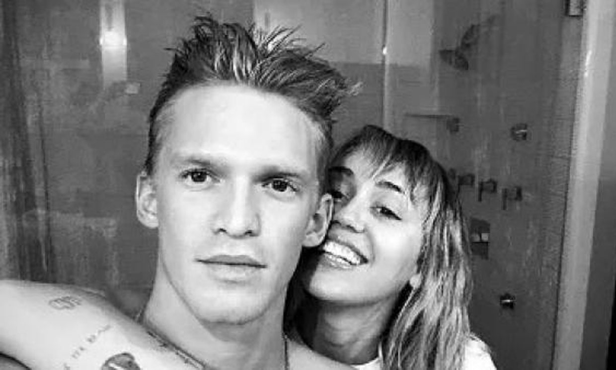 ¡Como dos tortolitos! Miley Cyrus y Cody Simpson cantan juntos hasta en el baño