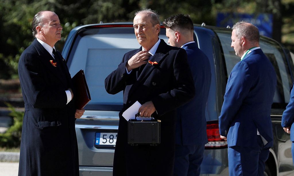 ¡Misterio resuelto! Desvelamos qué contenía el maletín que llevaba Francis Franco durante la exhumación