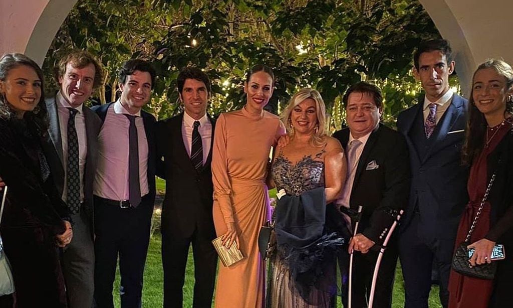 Con Eva González y Cayetano Rivera,mucha música y un peculiar padrino, la divertida boda de Paco Ureña y Elena González
