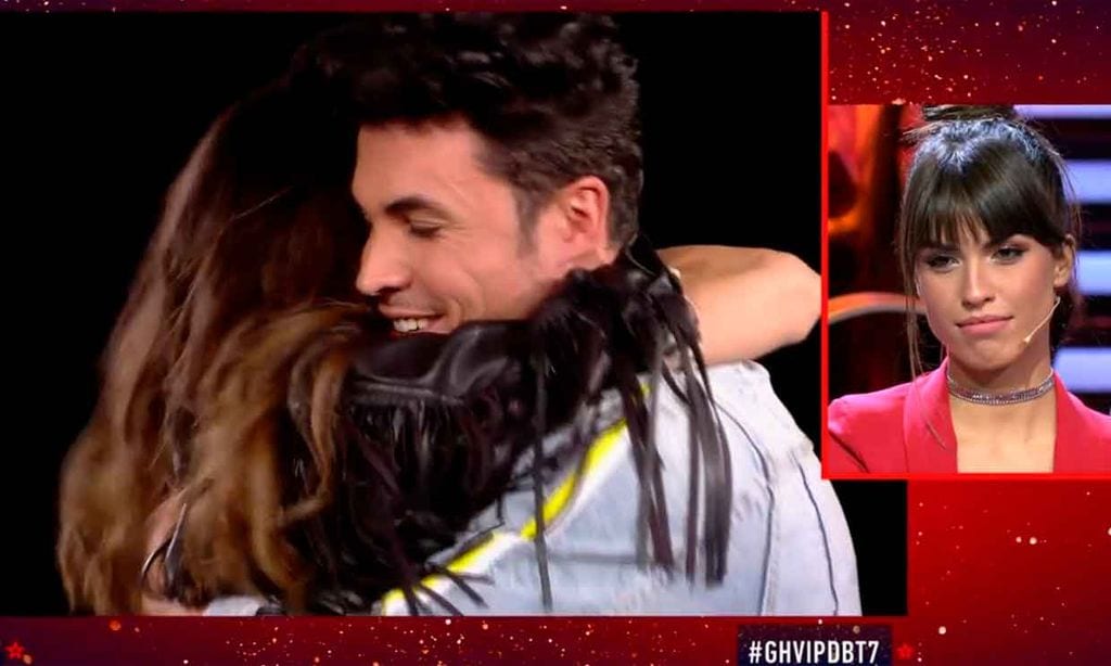 El efusivo reencuentro entre Kiko Jiménez y Estela Grande ante la atenta mirada de Sofía Suescun