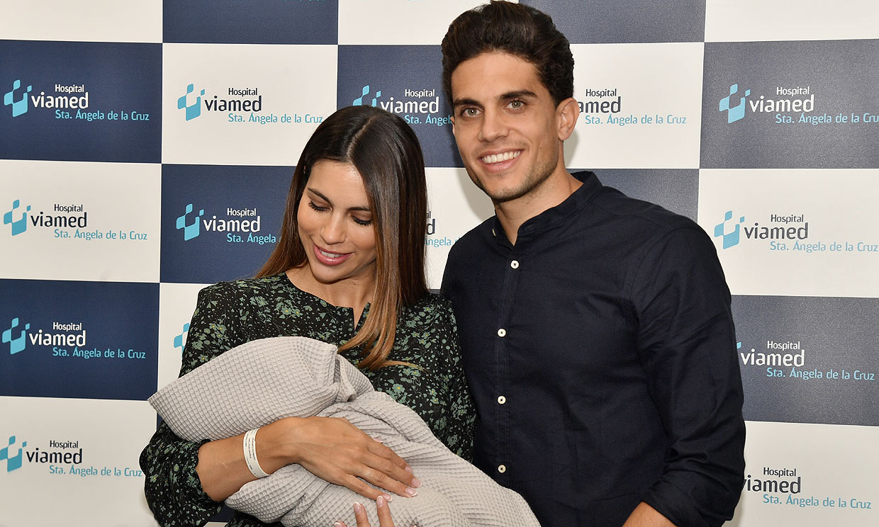 Melissa Jiménez y Marc Bartra se van a casa con su hijo Max