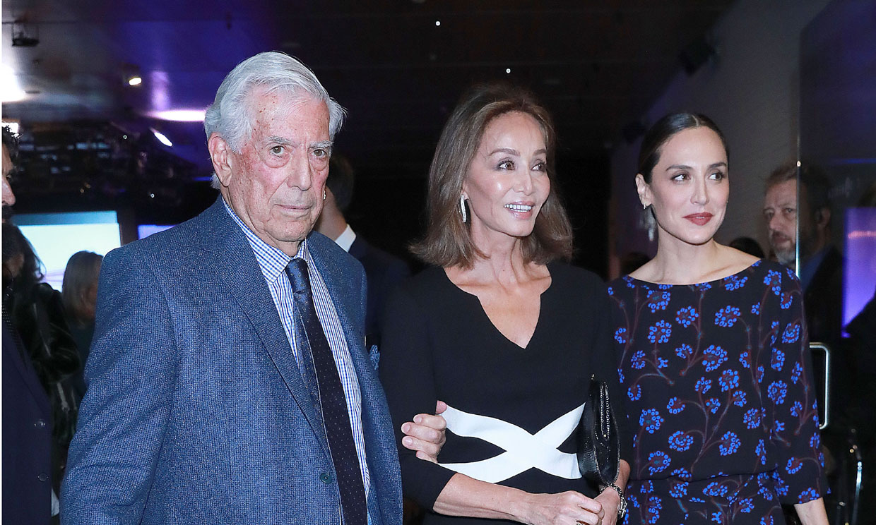 Mario Vargas Llosa presenta su nuevo libro arropado por Isabel Preysler, Tamara Falcó y su hija Morgana