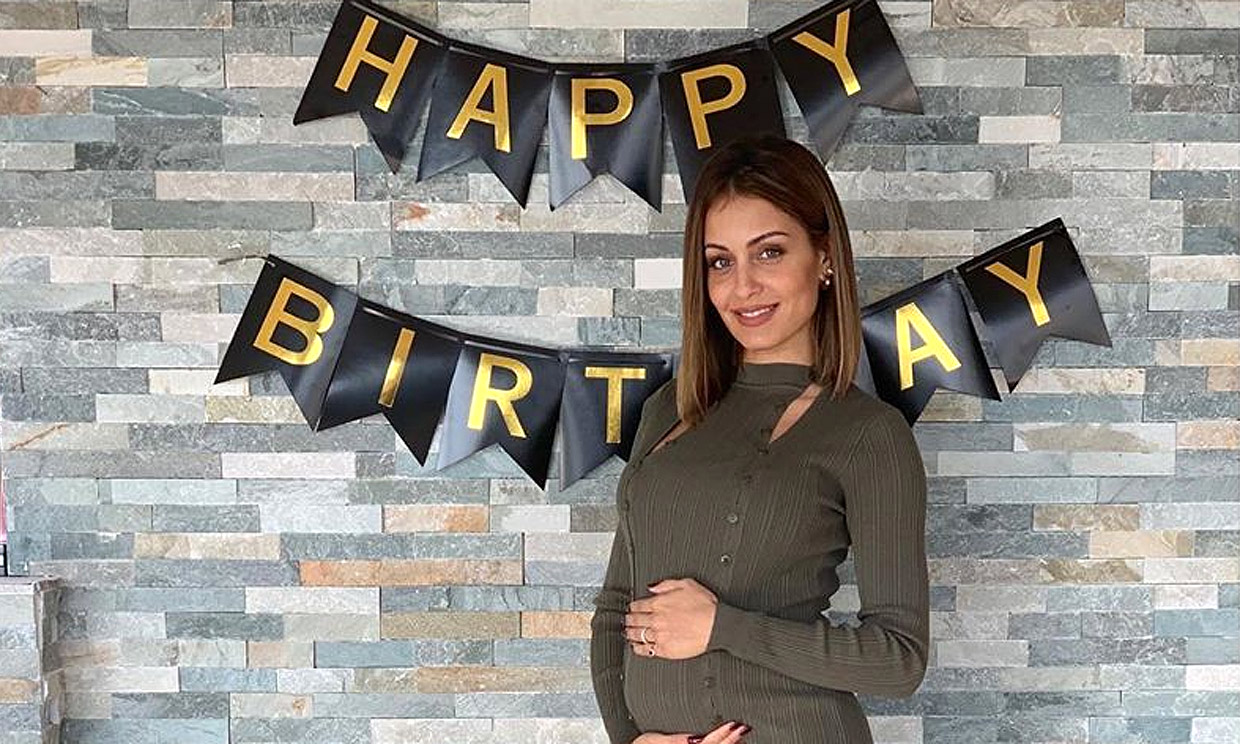 Con una declaración de amor y rodeada de cariño: el último cumpleaños de Hiba Abouk antes de ser mamá