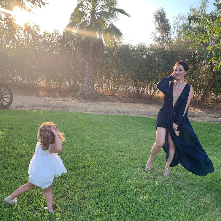 La adorable imagen de Soraya y su hija Manuela haciendo la compra en el pueblo