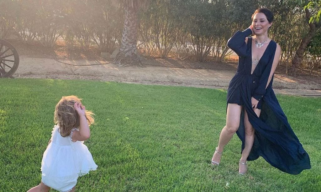 La adorable imagen de Soraya y su hija Manuela haciendo la compra en el pueblo
