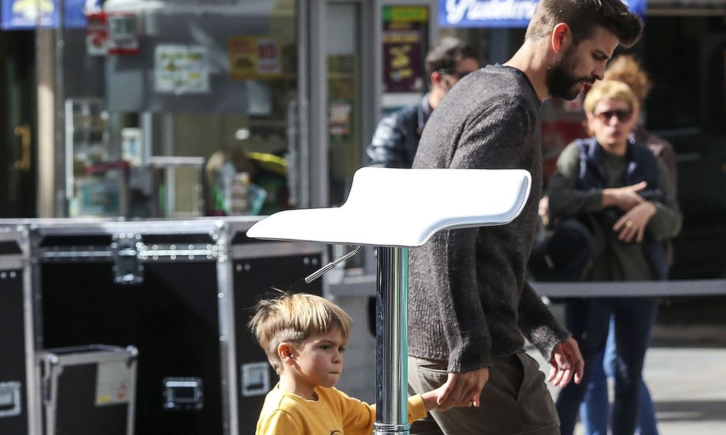 Sasha, entregado a la causa 'eco' junto a su padre Gerard Piqué