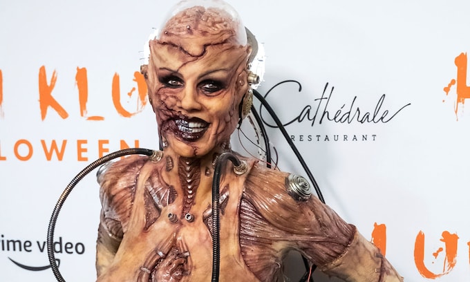 Heidi Klum vuelve a superarse con su traje de Halloween al estilo 'Alien'