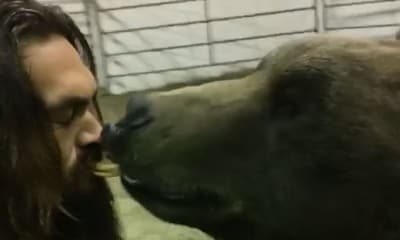 La última locura de Jason Momoa: ¡Dar de comer a los osos con la boca!